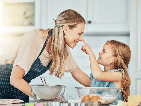 Mutfakta Şakacı Bir Anne Çocukla Yemek Pişirmek Mutlu Öğrenme Beslenme — Stok fotoğraf