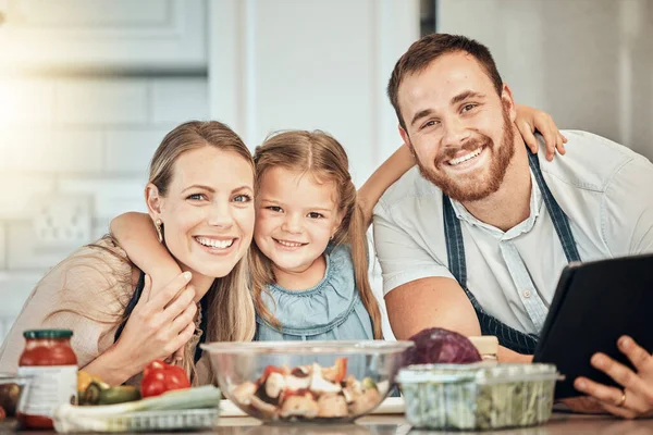 キッチンで幸せな家族の肖像画 子供と笑顔で料理 親の笑顔で学習と栄養 ガールフレンドの子供は お手入れ サポート ランチでの愛で家庭で健康的な食べ物を作ります — ストック写真
