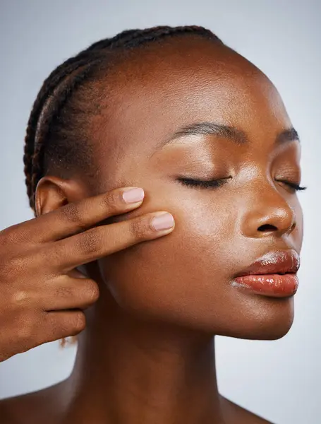 Лицо Черной Женщины Кожа Красоты Улыбка Оздоровления Студии Косметикой Лица — стоковое фото