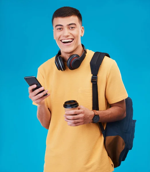 Student Człowiek Uśmiech Telefonu Kawy Portretu Studio Przez Niebieskie Tło — Zdjęcie stockowe