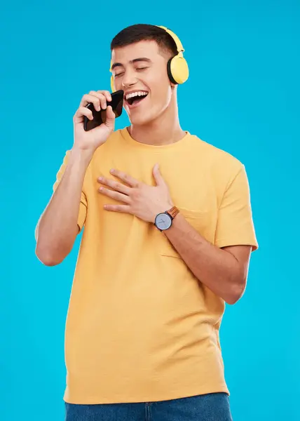 Człowieku Słuchawki Śpiew Muzyki Pomocą Smartfona Słuchanie Radia Karaoke Niebieskim — Zdjęcie stockowe