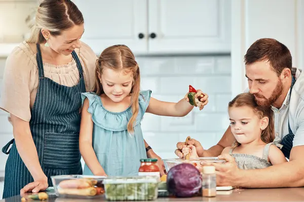 キッチンでの家族 子供たちと一緒に料理し 親と栄養を提供しています ガールフレンドは ハッピーランチで家庭で健康的な食べ物を作るのに役立ちます — ストック写真