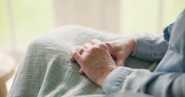Dłonie Depresja Starsza Osoba Zbliżają Się Krzesła Domu Starców Nostalgią — Wideo stockowe