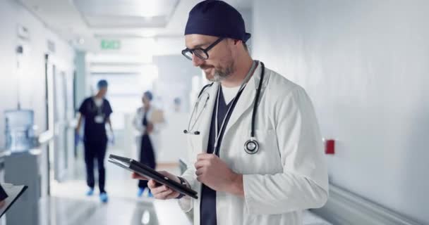 用于医院 医疗保健或临床研究 在线规划和报告管理的人员 医生和平板电脑 用于手术结果或数据的数字技术的医疗专业人员或外科医生打字 — 图库视频影像