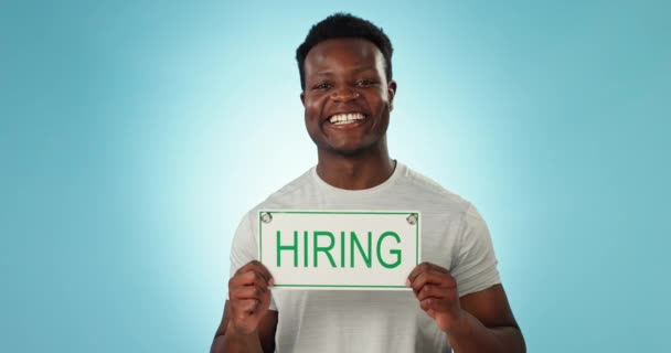 Hombre Negro Feliz Contratación Firmar Por Oportunidad Trabajo Reclutamiento Fondo — Vídeos de Stock