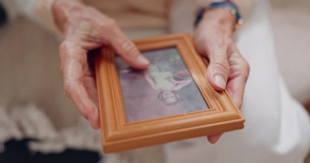 Quadro Quadro Mãos Pessoa Sênior Nostalgia Memórias Pensar Passado Casa — Vídeo de Stock