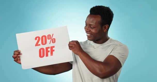 Feliz Hombre Negro Cartelera Venta Descuento Publicidad Marketing Fondo Estudio — Vídeo de stock