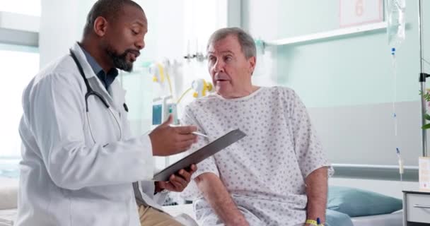 Homme Médecin Patient Consultation Diagnostic Explication Sur Ordonnance Sur Lit — Video