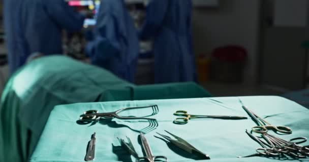 手術劇場の外科 ツールは 治療とテーブル上の機器の閉鎖を支援する 医療のための病院で医師と金属 外科用器具 — ストック動画
