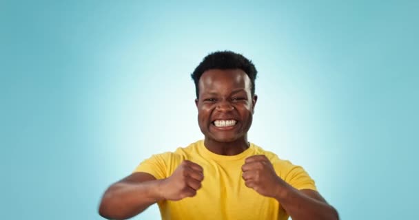 Estudio Emocionado Feliz Hombre Negro Celebración Sonrisa Felicidad Para Éxito — Vídeo de stock