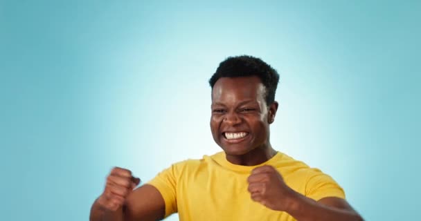 スタジオ 興奮するか幸せな黒人男性のお祝い 成功のための笑顔と幸せ プレゼントやたくさんのニュース 優勝実績 エネルギー またはアフリカの人々は青い背景で競争に勝つために応援します — ストック動画