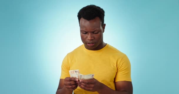 스튜디오 배경에 투자에 아프리카 남성은 청구서 이익에 노트와 — 비디오