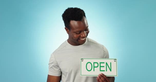 快乐的黑人男子 哑铃和开放的标志健身房 健身或动机蓝色背景 用广告牌描绘活跃的非洲男性对举重 锻炼或锻炼的微笑 — 图库视频影像