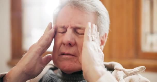 Depresyon Oturma Odasında Başı Ağrıyan Hasta Sağlık Sorunu Olan Yaşlı — Stok video