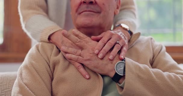 Dłonie Empatia Para Seniorów Zbliżenie Ich Domu Dla Miłości Wsparcia — Wideo stockowe