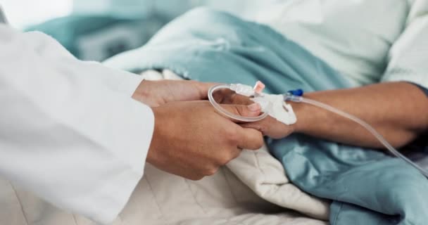 Mãos Dadas Apoio Médico Com Paciente Com Gotejamento Hospital Emergência — Vídeo de Stock
