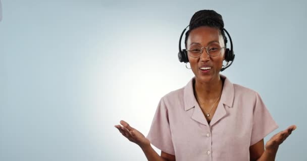在电话推销新闻 呼叫中心信息或电信服务方面 客户的支持 交谈和快乐的黑人女性姿态 关于蓝色背景的工作室肖像 模拟空间和销售顾问演示 — 图库视频影像