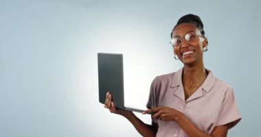 Laptop, işaret eden ya da stüdyoda mutlu zenci kadın sosyal medya modelleme alanı ya da metin yazma araştırması için. Beyaz arka planda reklam haberleri ya da satış için online yazı yazan ticaret, yüz ya da Afrikalı kişi.