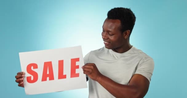 快乐的黑人男子 折扣和销售标志的促销 提供或广告的工作室背景 非洲男性的肖像与海报一起为零售特价 特价或商店促销 — 图库视频影像