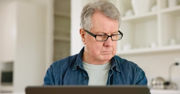 Laptop Seriøs Senior Mand Hjemmet Ved Køkkenbordet Læse Mail Eller – Stock-video