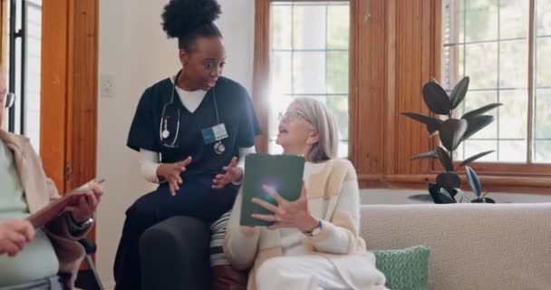 平板电脑或护士咨询老年妇女 以获得医疗报告结果或医疗诊断 护理院的快乐 好消息或照顾者 交谈或与一位健康的老妇人交谈 — 图库视频影像