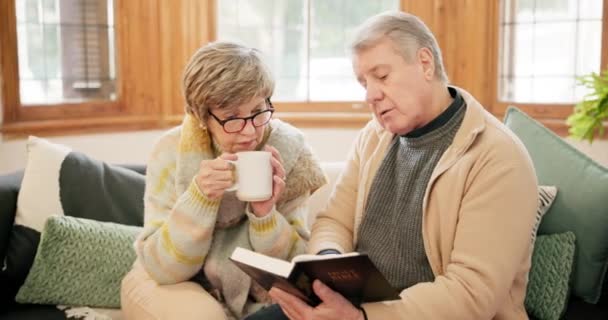 Καφές Βίβλος Και Ηλικιωμένο Ζευγάρι Στον Καναπέ Στο Σπίτι Για — Αρχείο Βίντεο