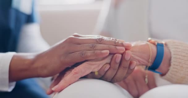 Paciente Mayor Tomarse Mano Consultar Enfermero Para Obtener Apoyo Empatía — Vídeos de Stock