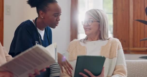 Seniorin Frau Und Pflegekraft Mit Tablet Für Beratung Medizinische Informationen — Stockvideo