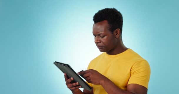 Mutlu Siyah Adam Tablet Kredi Kartı Ödeme Için Online Alışveriş — Stok video