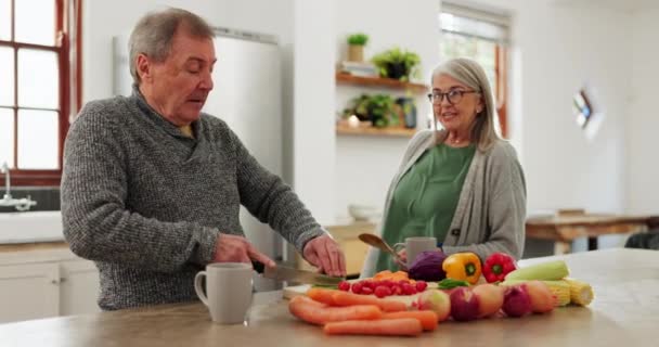 Ηλικιωμένο Ζευγάρι Στην Κουζίνα Μαγείρεμα Μαζί Συζήτηση Και Βοήθεια Υποστήριξη — Αρχείο Βίντεο