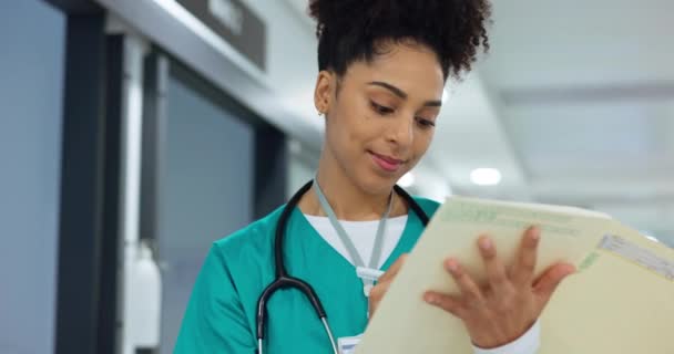 Escrita Notas Enfermeiro Com Documento Hospital Para Seguro Saúde Relatório — Vídeo de Stock