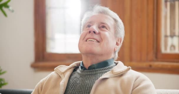 Senior Mann Und Zufriedenheit Mit Lächeln Für Den Ruhestand Wellness — Stockvideo