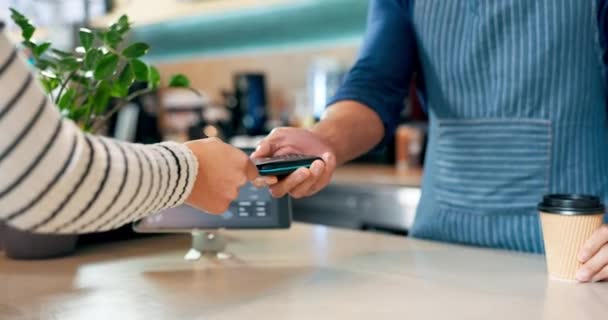 カフェでの支払い トランザクション チェックアウトのためのクレジットカード付きの顧客 バリスタ ポーズマシン レストランやカフェテリアでコーヒー 飲料のデビットで人 支払いのクローズアップ — ストック動画