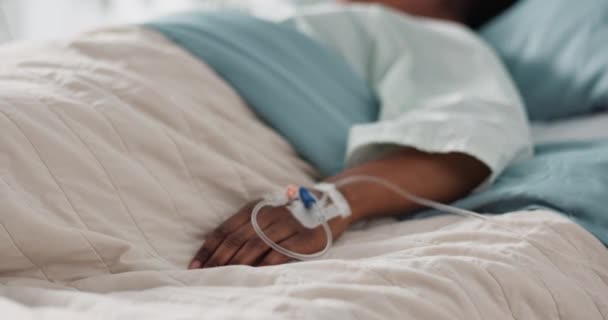 Atención Médica Mano Con Paciente Una Cama Hospital Para Recuperación — Vídeo de stock