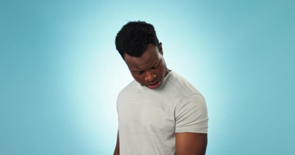 Siyah Adam Halter Halter Spor Salonu Vücut Geliştirici Mavi Arka — Stok video