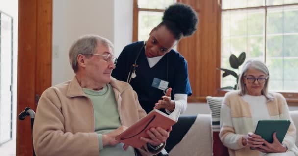 Senior Man Lezing Verpleegkundige Huis Praten Met Boek Discussie Ondersteuning — Stockvideo