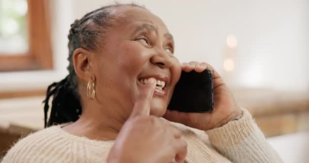 Vrouw Grootmoeder Telefonisch Bellen Met Vrienden Familie Lachen Vakantie Vakantie — Stockvideo