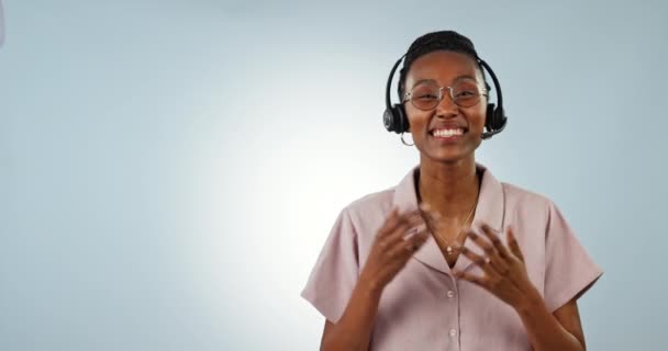 Centro Llamadas Hablar Feliz Gesto Mujer Negra Telemarketing Noticias Anuncio — Vídeos de Stock
