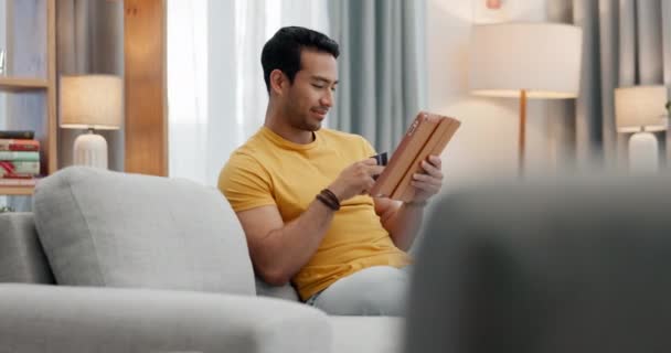 信用卡 平板电脑和男人在沙发上上网购物 就像在网上电子商务一样放松 网站和个人在网上购物或在客厅沙发上的应用程序上购物来支付 — 图库视频影像