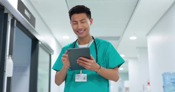 Lekarz Pielęgniarka Uśmiech Tablecie Usług Szpitalnych Myśląc Opiece Zdrowotnej Wpisując — Wideo stockowe