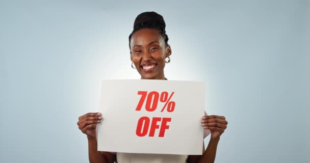 ビジネスオーナー 販売ポスター または黒人女性の顔を青色の背景に70 オフにしました カフェの割引マーケティングのための紙に署名することを指す広告の昇進 幸せまたはウェイトレス — ストック動画
