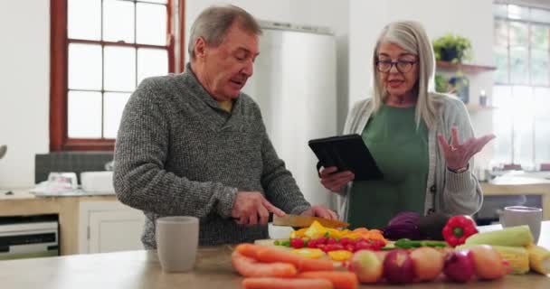 Starsza Para Przy Blacie Kuchennym Gotowanie Wraz Tabletem Pomoc Przepisem — Wideo stockowe