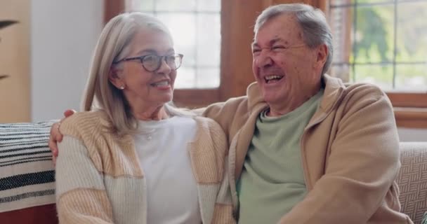 Starsza Para Szczęście Emerytura Podczas Śmiechu Rozmowy Uśmiechu Kanapa Dotyk — Wideo stockowe