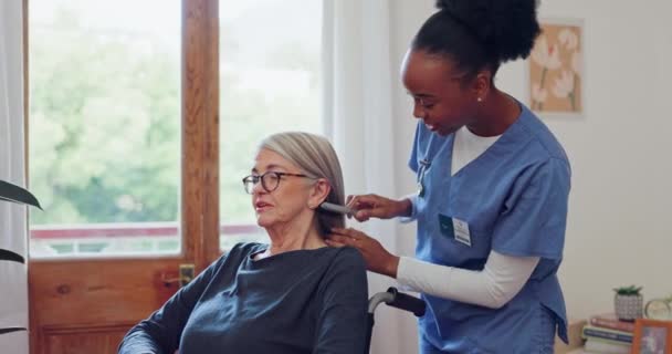 Mujer Anciana Cuidador Cepillo Cabello Con Sonrisa Para Cuidado Hogar — Vídeo de stock