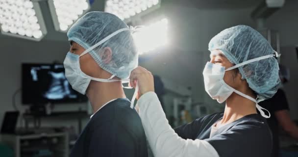 医生和护士准备在医院做手术时 戴上口罩 以进行保护 健康或安全 与团队 医疗剧场和手术室一起工作的人员 医疗保健和医药 — 图库视频影像
