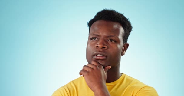 青いスタジオのバックグラウンドで解決策 ブレインストーミング 問題を解決する思考 黒人男性 アフリカの人 インスピレーションを持つ混乱したモデル — ストック動画