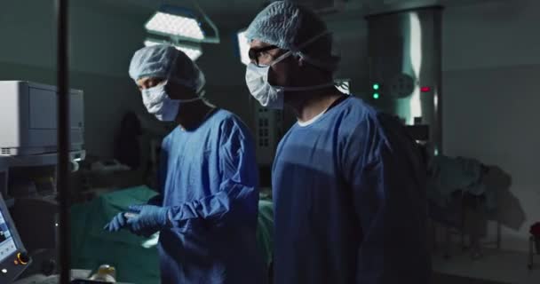 Планирование Беседы Хирурги Помещении Хирургии Командной Работы Обсуждения Вопросов Здравоохранения — стоковое видео