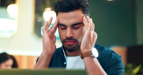 Człowieku Ból Głowy Stres Laptopie Kawiarni Dla Edukacji Online Learningu — Wideo stockowe