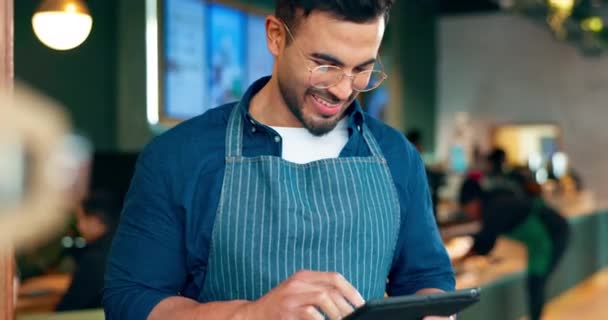 Happy Man Barista Tablet Voor Cafe Restaurant Marketing Online Management — Stockvideo