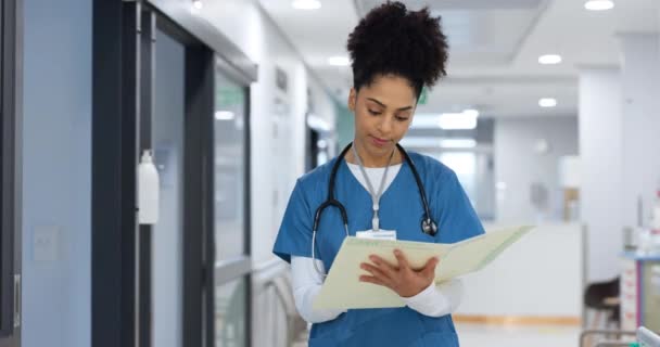 Enfermera Escritura Documento Hospital Para Informe Seguro Salud Cumplimiento Con — Vídeo de stock